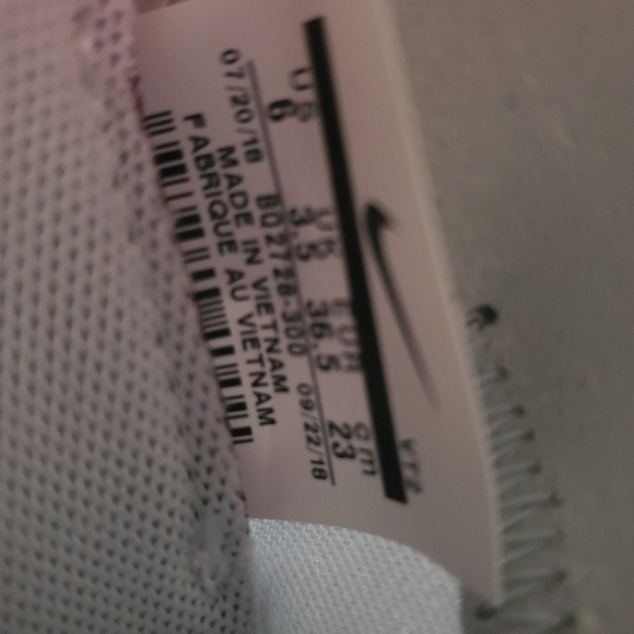 Sneakers - Picture 7 of 8